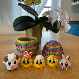 Jajo 3D z figurkami – tęczowe, otwierane, 11 cm